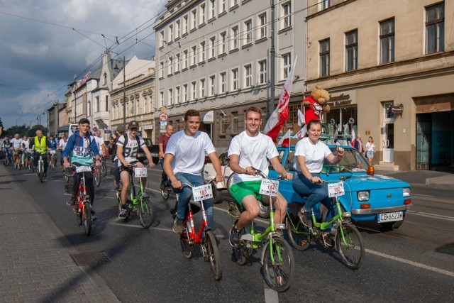 W sobotę kilkuset bydgoszczan wzięło udział w przejeździe zabytkowymi rowerami "Rometu". Rajd wystartował z Placu Teatralnego w Bydgoszczy, przez Stare Miasto aż do bydgoskiej „Samochodówki”. Tam o godzinie 11 rozpoczął się rodzinny festyn pełen atrakcji i wspomnień w ramach wydarzenia „Wspomnienie o Wielkiej Fabryce Motorowerów ROMET”. Zobaczcie naszą fotorelację!


Jerzy Kanclerz przed turniejem Asy dla Tomasza Golloba.

