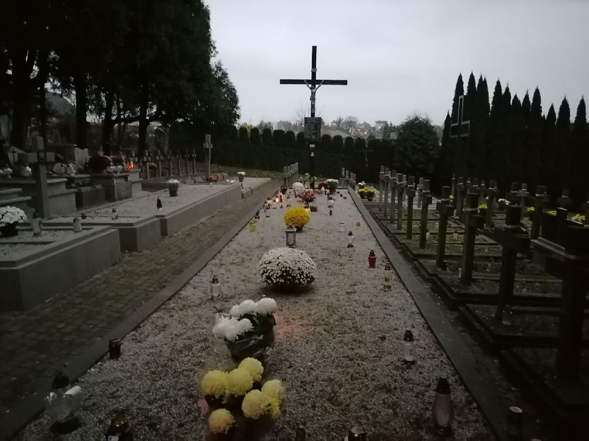 Groby żołnierzy I i II wojny światowej na cmentarzach w...