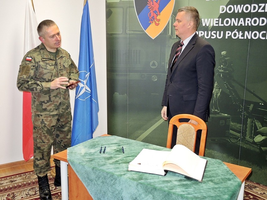 Minister obrony narodowej Tomasz Siemoniak wizytował dziś "białe koszary"