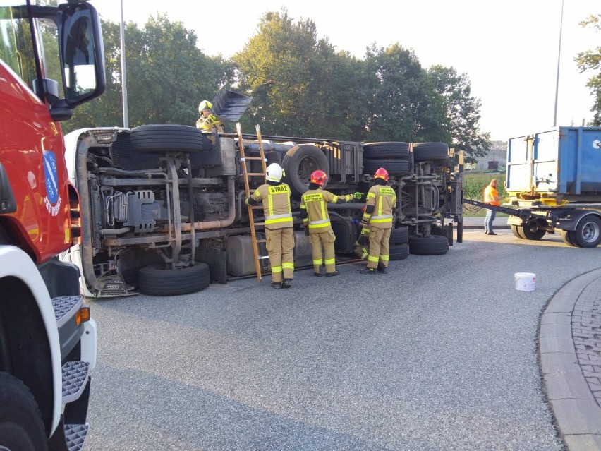 Przewrócona ciężarówka w Stanowicach