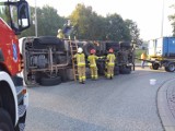 Na rondzie w Stanowicach przewróciła się ciężarówka przewożąca złom. Nie ma poszkodowanych, są utrudnienia w ruchu 