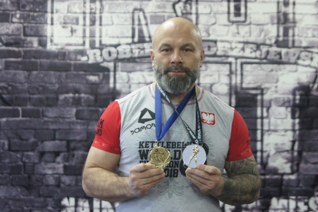 Robert Jędrzejewski z Kalisza walczy o wygraną w Pucharze Świata w kettlebell lifting