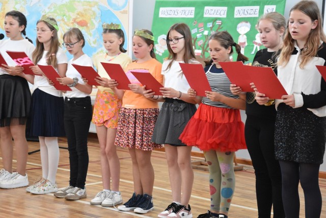 Uczniowie "Jedynki" w Aleksandrowie Kujawskim zabrali wszystkich w podróż po świecie. Z okazji Dnia Dziecka przygotowali ciekawe przedstawienie