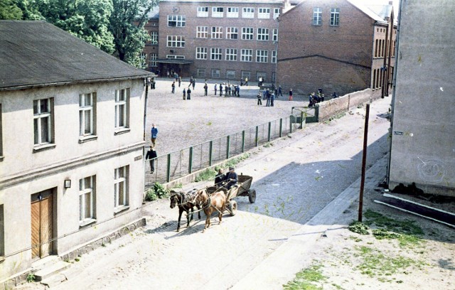 Absolutnie unikatowe zdjęcie ulicy Szkolnej w Szczecinku, bo kolorowe, co w latach 70 było rzadkością