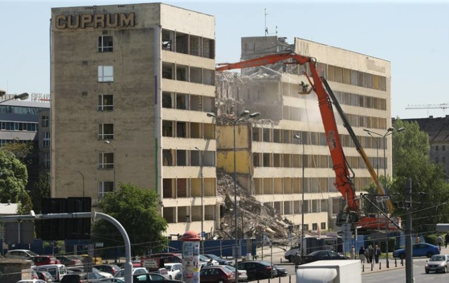 Biurowiec Cuprum powstał w 1967 r. przy pl. 1 Maja (obecnie pl. Jana Pawła II). Wyburzony został wiosną 2015 r.