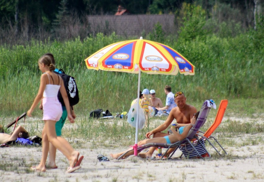 Weekendowy odpoczynek nad jeziorem Piaseczno. Opalanie i kąpiele w ciepłej wodzie. Zobacz zdjęcia!