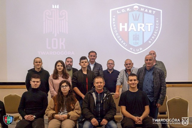 Założycielskie zebranie Twardogórskiego Klubu Strzeleckiego Ligi Obrony Kraju "HART" odbyło się 25 października w sali teatralnej zespołu pałacowo-parkowego w Goszczu.