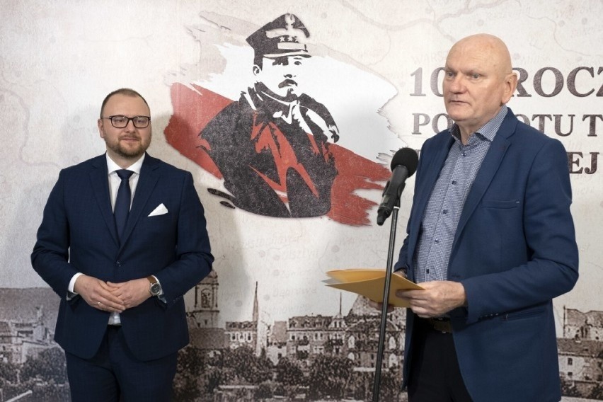 Wiceprezydent Paweł Gulewski, obok prezydenta Michała...