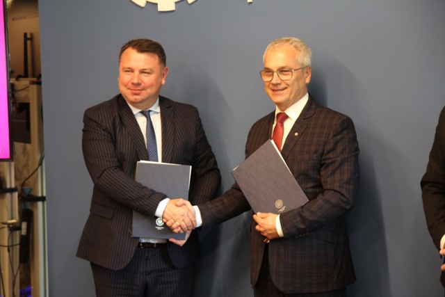 22 czerwca Politechnika Śląska i Tauron podpisały umowę o współpracy. W ramach porozumienia będą wspólne realizować projekty badawcze, w tym dotyczące energii jądrowej.