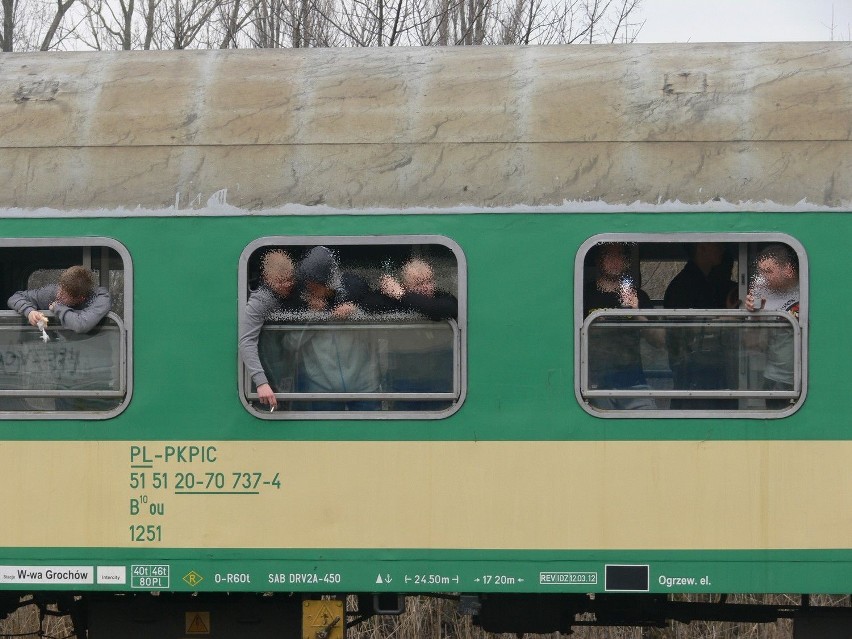 Kibice Widzewa w Łęczycy eskortowani przez mundurowych