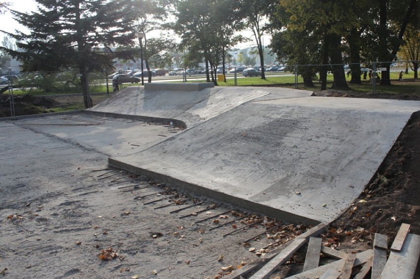 Trwa budowa skateparku w parku Marcinkowskiego