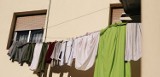 500 zł grzywny za pranie na balkonie. Przepisy na 2023 rok mówią jasno. Podpowiadamy, jak uniknąć mandatu za suszenie ubrań