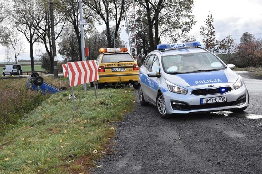 Auto dachowało, wypadek tuż za Legnicą [ZDJĘCIA]