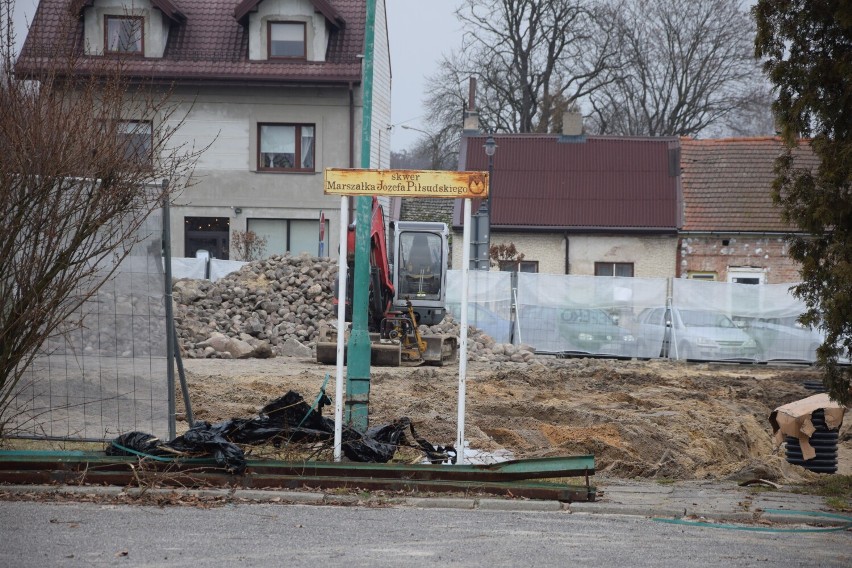 Trwa rewitalizacja Rynku w Burzeninie. Zobacz jak zmienia się centrum miejscowości ZDJĘCIA