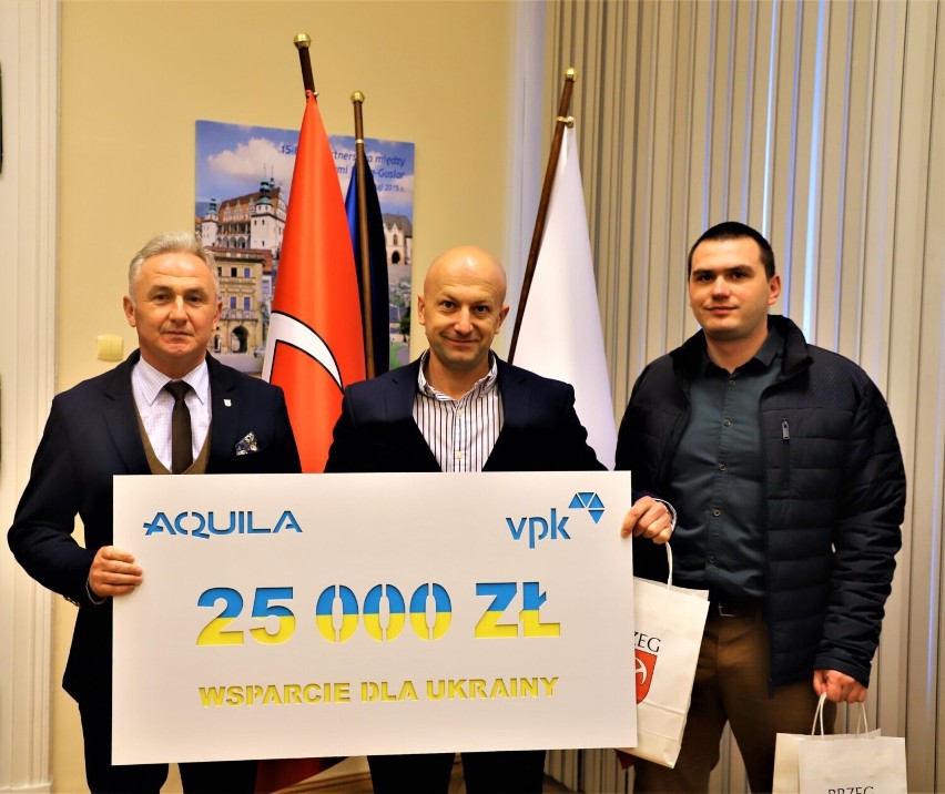Firma Aquila przekazała czek na rzecz uchodźców z Ukrainy.