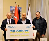 Gmina Brzeg otrzymała od firmy Aquila czek na kwotę 25 tysięcy złotych. Darowizna zostanie wykorzystana na pomoc uchodźcom