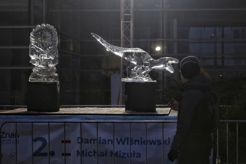 Wspaniałe, lodowe rzeźby powstają w Poznaniu. Zobacz, jak...