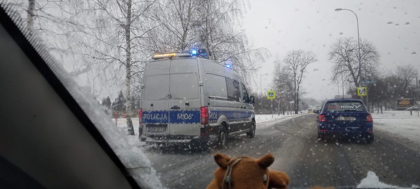 Atak zimy w Białymstoku i województwie podlaskim. Trudne warunki na drogach. IMGW ostrzega przed gołoledzią