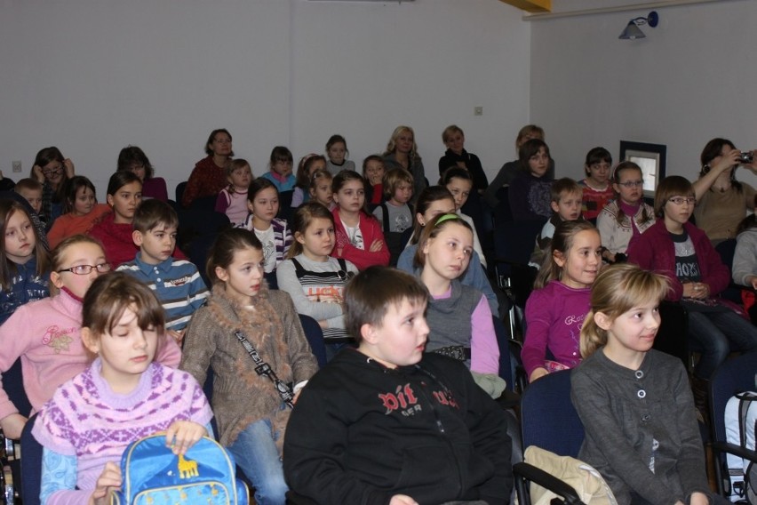 Zimowe spotkania z teatrem - w bibliotece odbyły się warsztaty dla dzieci [ZDJĘCIA]