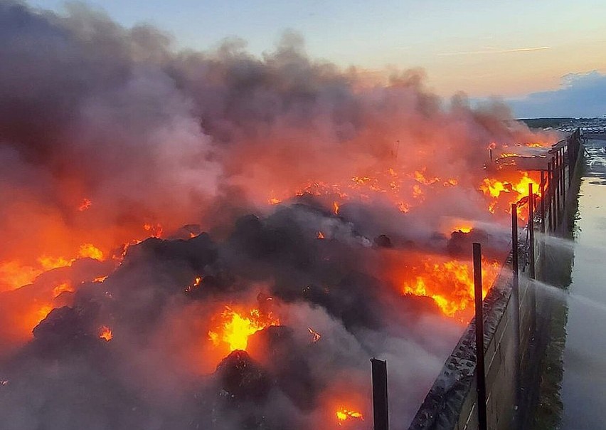 Ogromny pożar w Zakładzie Produkcji Paliw Alternatywnych w Osłej, AKTUALIZACJA zobaczcie zdjęcia