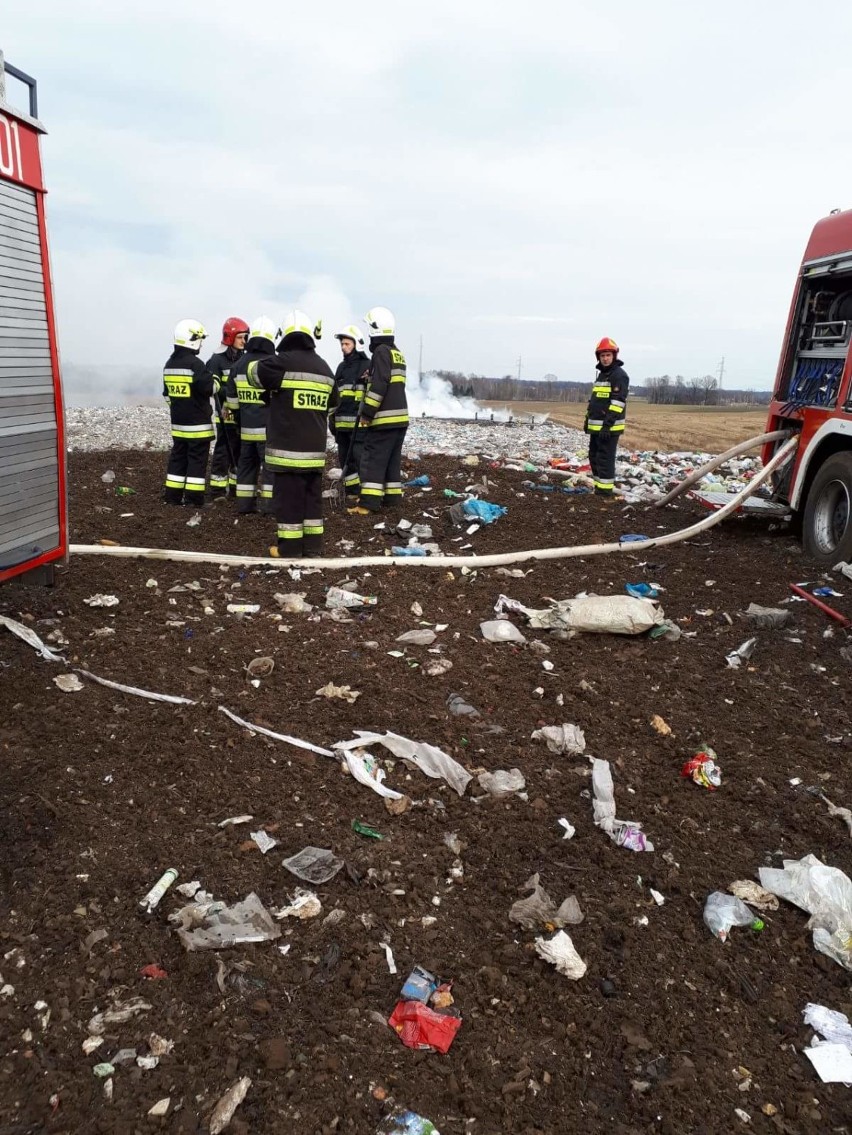 Pożar wysypiska w Jastrzębiu-Zdroju. Strażacy walczyli z...