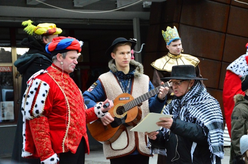 Orszak Trzech Króli w Kwidzynie. Najpierw przemarsz do żywej szopki, potem koncert Macieja Miecznikowskiego