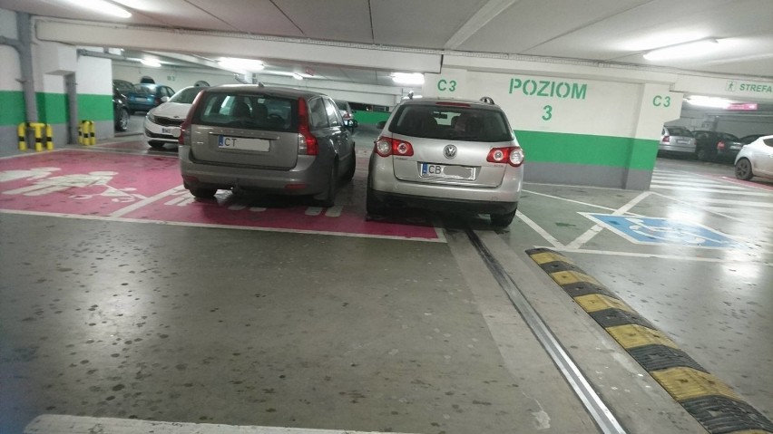 Oto mistrzowie parkowania w Toruniu. Nie uwierzycie, gdzie...