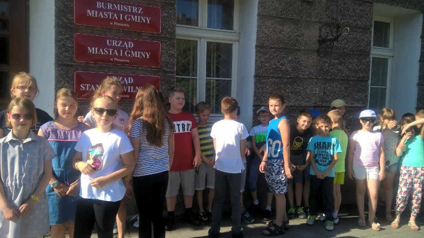 Uczniowie z pleszewskiej Dwójki zobaczyli, jak funkcjonuje Urząd Miasta i Gminy w Pleszewie