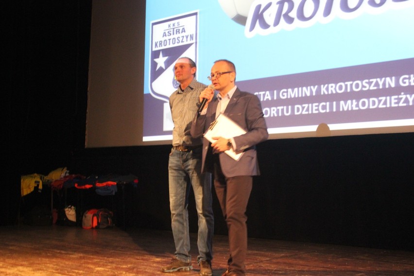 Zawodnicy KKS Astra Krotoszyn oficjalnie zaprezentowali się w krotoszyńskim kinie Przedwiośnie [ZDJĘCIA]