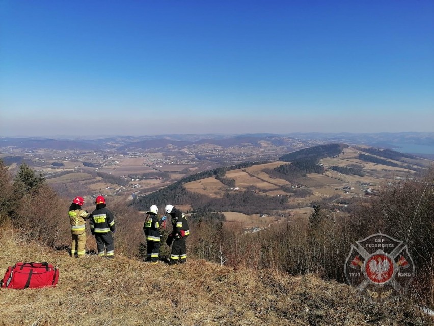 Krok od tragedii nad Jeziorem Rożnowskim. Paralotniarz spadł z nieba na drzewa [ZDJĘCIA]