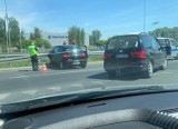 Wypadek przy rondzie kozienickim w Radomiu. 94-latek autem wjechał w barierki. Dwie osoby trafiły do szpitala