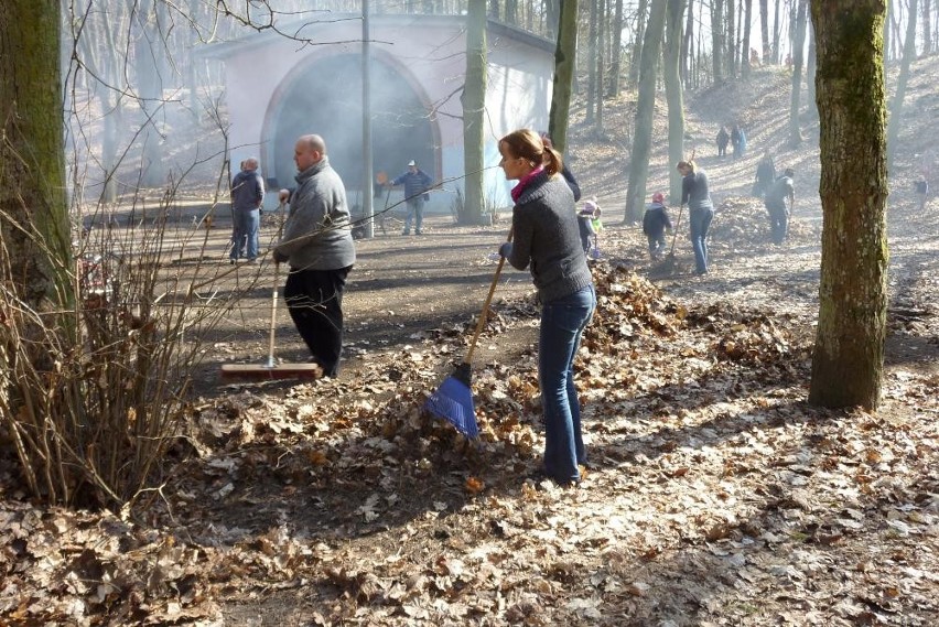 Chodzież: Porządki &quot;u Żyda&quot;. Sprzątano Park 3 Maja [ZDJĘCIA, FILM]