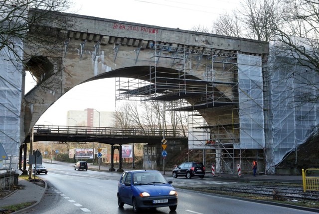 Trwają prace nad modernizacją wiaduktu kolejowego nad ulicą Ku Słońcu. W ramach prac wiadukt zostanie naprawiony oraz wzmocniony (żelbetowa konstrukcja). Prace obejmą również uzupełnienie ubytków i konserwację. Wiadukt zyska też nową nawierzchnię torową. Wg planów prace mają zakończyć się na początku roku. Koszt inwestycji to ponad 2 mln złotych.