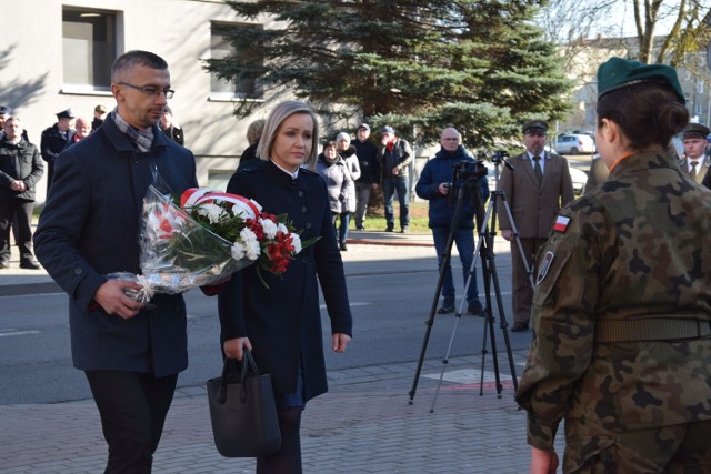 Składanie kwiatów przed pomnikiem