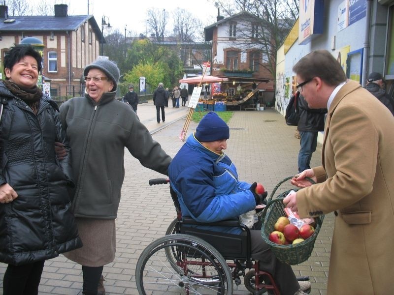 Senyszyn i Bojar-Fijałkowski rozdawali jabłka w Sopocie i zachęcali do głosowania (zdjęcia)