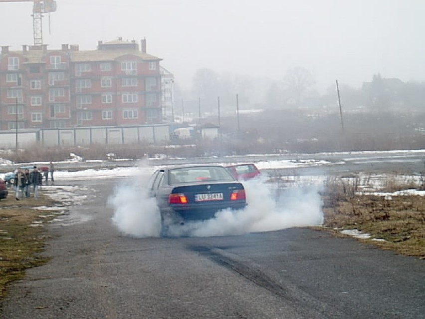 Tak wypoczywają niektórzy właściciele BMW. Lublin. Fot....