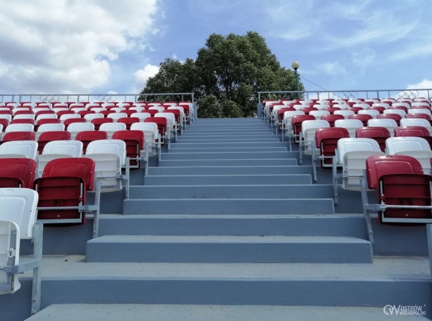Modernizacja na ostrowskim Stadionie Miejskim na finiszu. Dla kibiców powstało tu blisko 1700 nowych krzesełek.