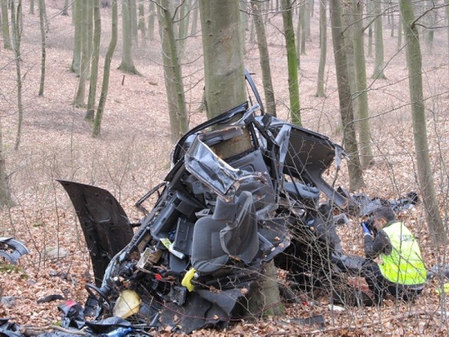 W niedzielę nad ranem na trasie pomiędzy Suchaniem a Piasecznikiem doszło do wypadku drogowego, podczas którego, kierujący  pojazdem osobowym marki Renault Clio zjechał z drogi i uderzył w drzewo. W wyniku tego zdarzenia śmierć na miejscu poniosły dwie osoby. 

Tragiczny wypadek w Stuchowie koło Kamienia Pomorskiego

Śmiertelny wypadek na ul. Santockiej w Szczecinie

Śmiertelny wypadek pod Suchaniem [ZDJĘCIA]