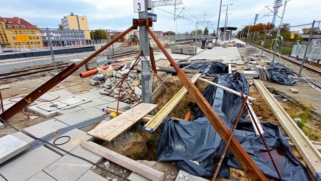 Opole Wschodnie. Zapadlisko na peronie coraz większe!