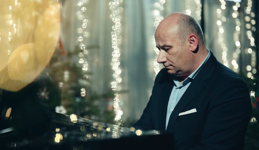 Na fortepianie gra prezydent Marcin Witko, a śpiewa Maja...