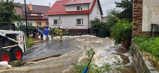 Czarna Woda i obfite deszcze podtopiły Sobótkę. Zalane są drogi, gospodarstwa, posesje, firmy...  Zobaczcie poruszające zdjęcia 24.08.2022