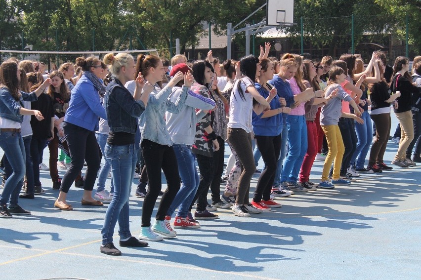 Głogów: Gimnazjaliści bili rekord w tańcu (Foto)