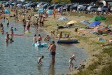 Wielkie plażowanie pod Tarnowem. Tłoczno na plaży w Radłowie, inni szukają ochłody też w Ostrowie [ZDJĘCIA]