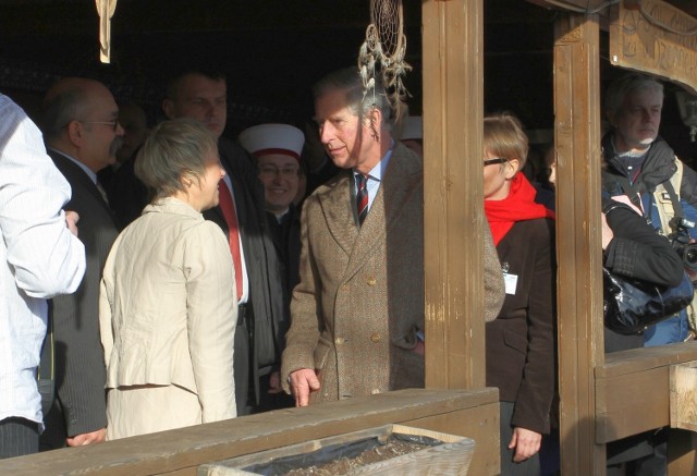 Książę Karol w Kruszynianach. Następca brytyjskiego tronu odwiedził tamtejszy meczet i Tatarską Jurtę.