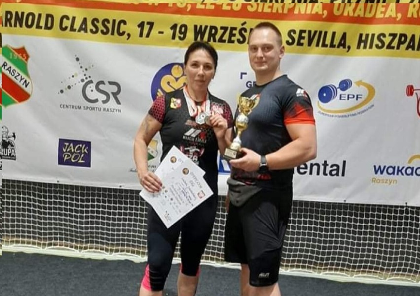 Izabela Chatlińska i trener Marcin Kapała z dumą preznetują trofea z ostatnich zawodów