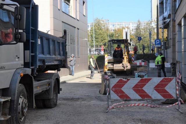 Na ulicy Cichej w Kielcach zrywana jest stara kostka brukowa i  tak zwane kocie łby. Od dwóch tygodni prowadzony jest remont tej krótkiej uliczki w centrum miasta.