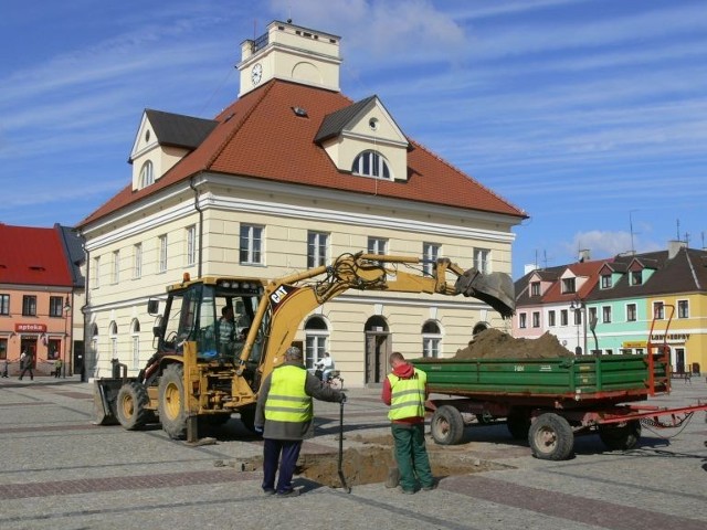 Przypomnijmy, że na rewitalizację magistrat pozyskał ok. 2,8 mln zł dofinansowania z Unii Europejskiej. Całkowita wartość inwestycji to 3,4 mln zł. Na starówce pojawią się m.in. nowe ławki, a w miejscach, w których zdjęto kostkę brukową, zasadzone zostaną rośliny. 

Zmodernizowane zostaną też ulice wokół rynku i mury zamku.