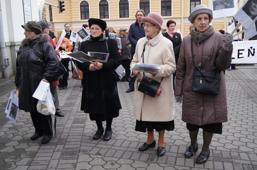 I Marsz Pamięci w Radomsku w rocznicę Zbrodni Katyńskiej i Katastrofy Smoleńskiej [ZDJĘCIA]