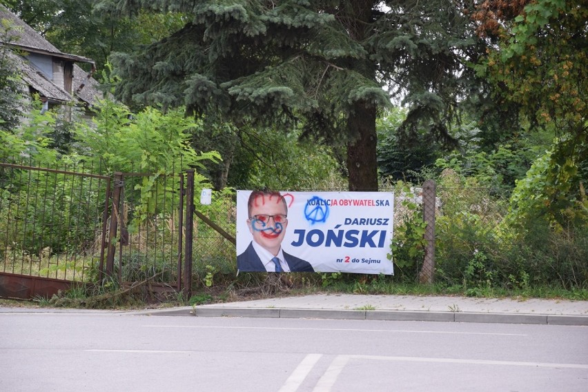 Zduńska Wola. Kto zdziera plakaty i obwieszczenia wyborcze z tablic?