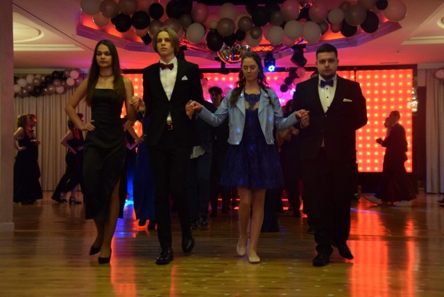 Tegoroczni maturzyści z ILO w Wejherowie swojego poloneza zatańczyli w Hotelu Faltom w Rumi.